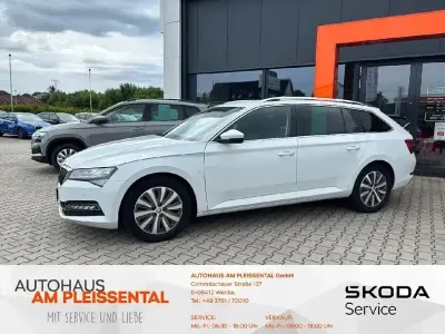 Gebraucht Skoda Superb 150 PS (110 kW) 2023 Moonweiss metallic Kombi