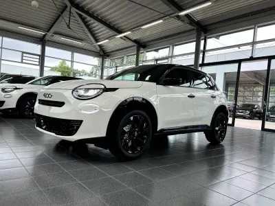 Neu Fiat 600 Street 101 PS (74 kW) 2026 Bicolore weiß / schwarz SUV