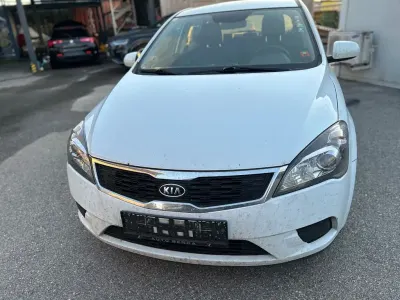 Gebraucht Kia Ceed Attract 90 PS (66 kW) 2012 Weiß Kleinwagen