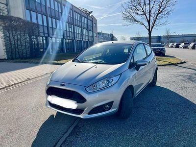 Usado Ford Fiesta SYNC Edition 80 HP (58 kW) 2016 Cinzento Sedan