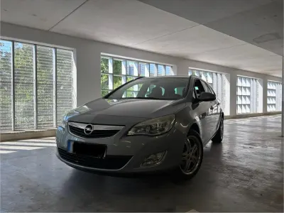 Gebraucht Opel Astra 140 PS (102 kW) 2011 Silber Kombi