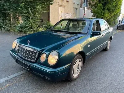 Gebraucht Mercedes E200 Classic 136 PS (100 kW) 1998 Grün Limousine