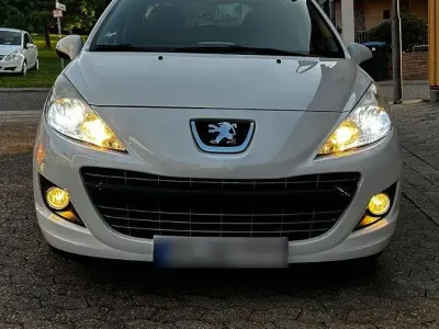 Gebraucht Peugeot 207 Tendance 92 PS (67 kW) 2011 Weiß Kombi