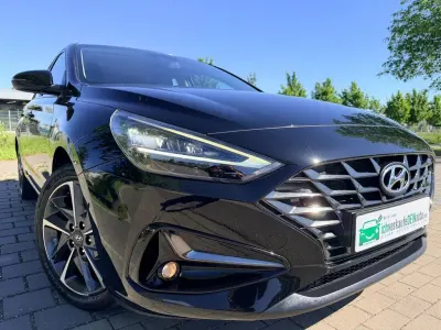 Używany Hyundai i30 Trend 120 KM (88 kW) 2022 Czarny Sedan/Limuzyna