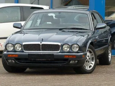 Begagnad Jaguar XJ Executive 211 HK (155 kW) 1997 Grå Sedan