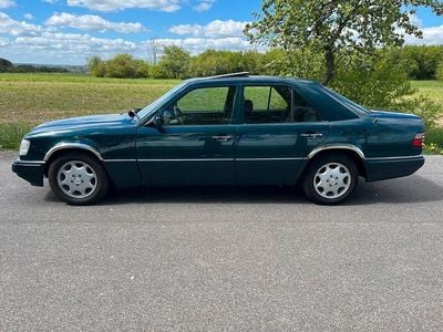 Usata Mercedes E220 150 CV (110 kW) 1994 Verde Berlina