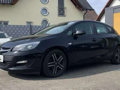 Gebraucht Opel Astra Edition 110 PS (80 kW) 2013 Limousine