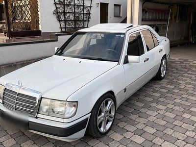Usata Mercedes E220 156 CV (114 kW) 1993 Bianco Berlina