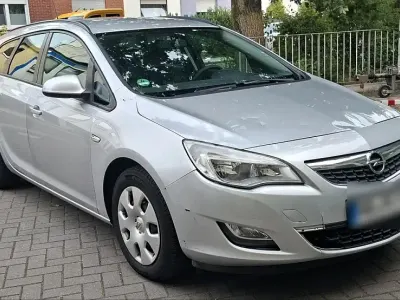 Gebraucht Opel Astra 109 PS (80 kW) 2012 Silber Kombi