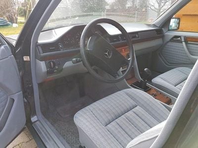Gebraucht Mercedes 200 75 PS (55 kW) 1992 Blau Limousine