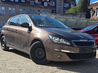 Gebraucht Peugeot 308 Active 125 PS (91 kW) 2014 Lackierung rich oak Kleinwagen