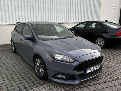 Grau Gebraucht 2018 Ford Focus ST Kleinwagen | 15.000 € (Fairer Preis)