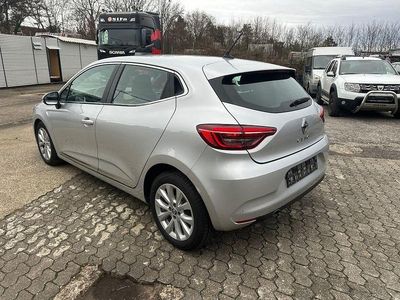 Grau Gebraucht 2022 Renault Clio V Intens Limousine | 9.990 € (Guter Preis)