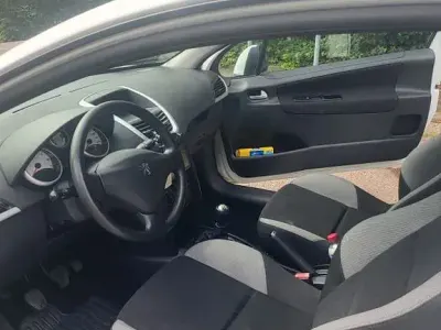 Gebraucht Peugeot 207 Premium 95 PS (69 kW) 2009 Weiß Limousine