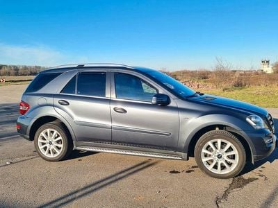 Grau Gebraucht 2011 Mercedes ML300 Edition SUV | 10.500 € (Fairer Preis)
