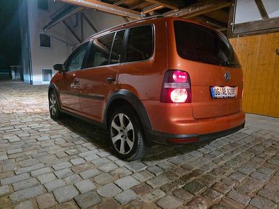 Orange Gebraucht 2008 VW Touran Cross Van / Kleinbus | 4.500 € (Etwas zu teuer)