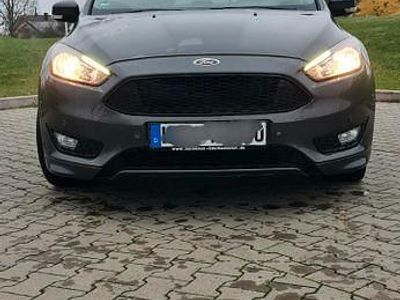 Grau Gebraucht 2018 Ford Focus ST-Line Limousine | 11.000 € (Fairer Preis)