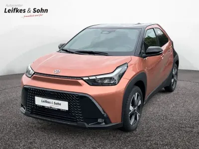 Neu Toyota Aygo X 116 PS (85 kW) 2026 Cinnamon bronze metallic / bla SUV