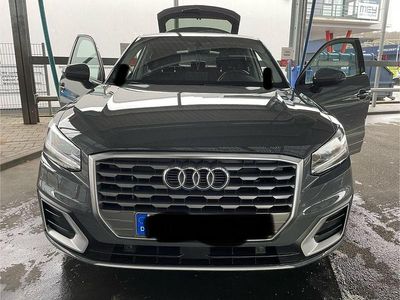 Grau Gebraucht 2018 Audi Q2 Sport SUV | 19.800 € (Etwas zu teuer)