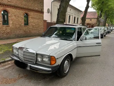 Gebraucht Mercedes 200 60 PS (44 kW) 1981 Weiß Limousine