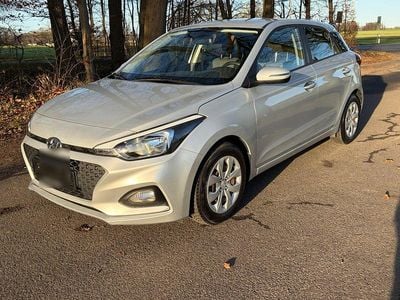 Gebraucht Hyundai i20 Pure 84 PS (61 kW) 2020 Silber Limousine