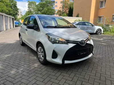 Gebraucht Toyota Yaris 69 PS (50 kW) 2015 Weiß Kleinwagen