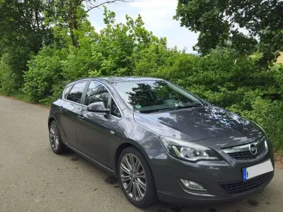 Gebraucht Opel Astra 140 PS (102 kW) 2012 Grau Limousine
