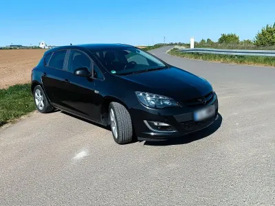 Gebraucht Opel Astra Edition 140 PS (102 kW) 2013 Schwarz Limousine