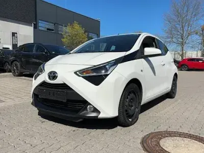 Używany Toyota Aygo X-play 72 KM (52 kW) 2019 Biały Hatchback
