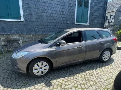 Gebraucht Ford Focus Trend 101 PS (74 kW) 2014 Grau Limousine