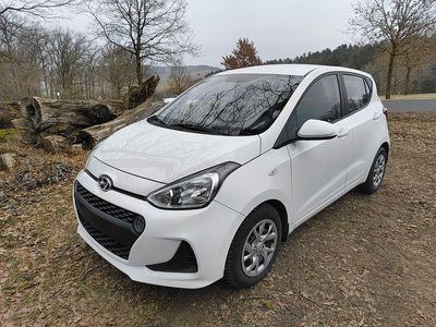 Gebraucht Hyundai i10 Trend 87 PS (63 kW) 2019 Weiß Kleinwagen