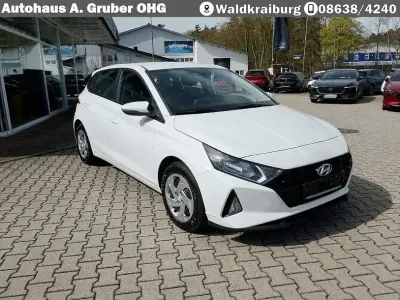 Gebraucht Hyundai i20 101 PS (74 kW) 2022 Polar white Kleinwagen