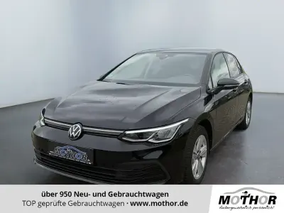 Gebraucht VW Golf VIII Life 150 PS (110 kW) 2023 Deep black perleffekt (metallic) Limousine