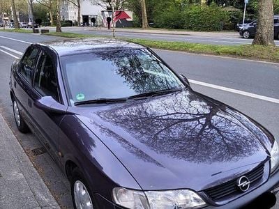 Usata Opel Vectra 101 CV (74 kW) 1996 Blu Berlina