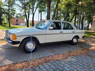 Usata Mercedes 300 88 CV (64 kW) 1982 Bianco Berlina