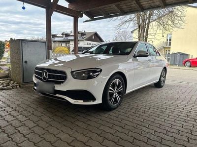 Gebraucht Mercedes E220 Avantgarde 194 PS (142 kW) 2022 Weiß Limousine