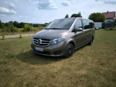 Gebraucht Mercedes V220 163 PS (119 kW) 2018 Braun Van / Kleinbus
