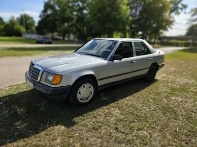 Gebraucht Mercedes E230 132 PS (97 kW) 1988 Silber Limousine