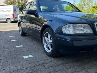 Gebraucht Mercedes C180 122 PS (89 kW) 1996 Schwarz Limousine