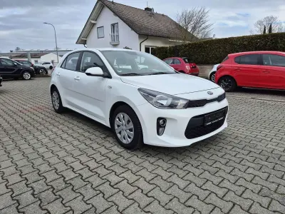Begagnad Kia Rio Attract 84 HK (61 kW) 2018 Vit Sedan