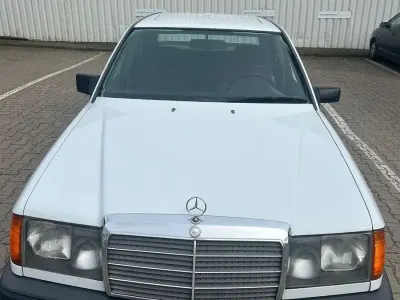 Gebraucht Mercedes 200 75 PS (55 kW) 1987 Weiß Limousine