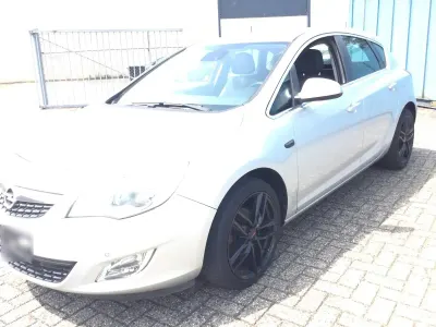 Gebraucht Opel Astra 140 PS (102 kW) 2010 Silber Kleinwagen
