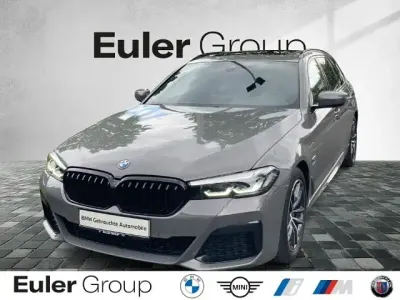 Gebraucht BMW 530e M Sport 292 PS (214 kW) 2022 Berninagrau bernsteineffekt Kombi