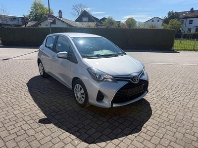 Usata Toyota Yaris Comfort 69 CV (50 kW) 2017 Argento Berlina