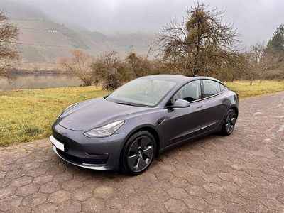 Grau Gebraucht 2021 Tesla Model 3 Limousine | 24.500 € (Fairer Preis)