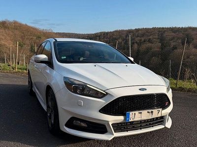 Gebraucht Ford Focus ST 185 PS (136 kW) 2017 Weiß Limousine