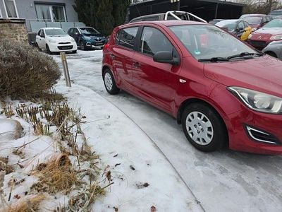 Gebraucht Hyundai i20 Trend 86 PS (63 kW) 2015 Rot Kleinwagen