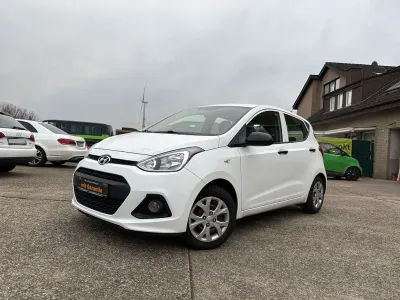 Gebraucht Hyundai i10 Basis 67 PS (49 kW) 2016 Weiß Kleinwagen