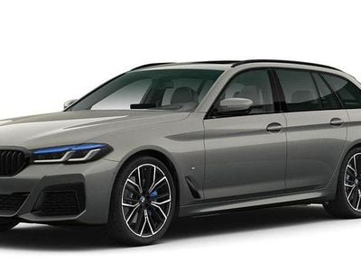 Gebraucht BMW 530 M Sport 286 PS (210 kW) 2021 ///m berninagrau bernsteineffe Kombi