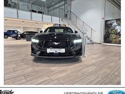 Absolute black metallic Neu 2025 Ford Mustang GT Fastback Coupé | 52.899 €